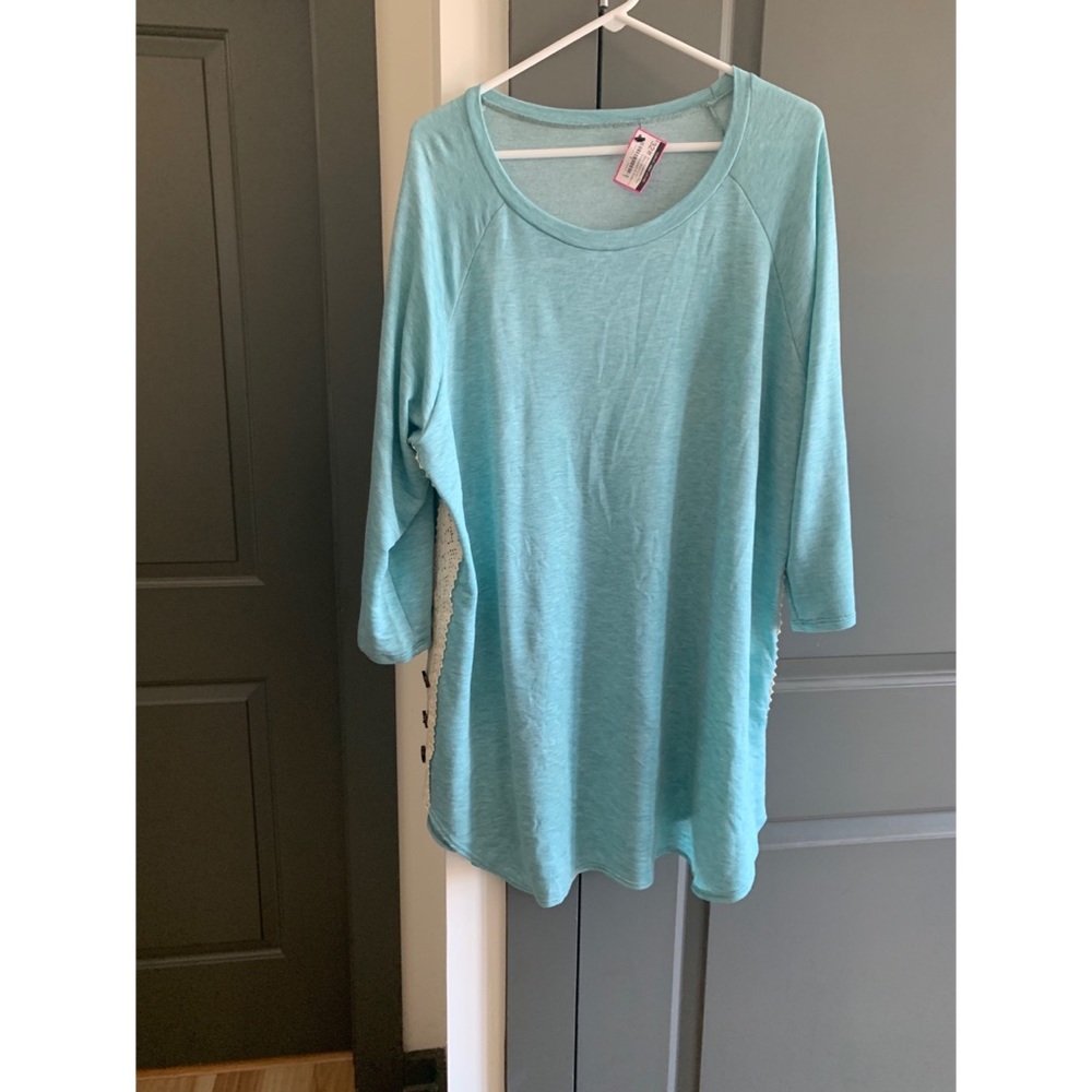 Curvy - Lightweight Crochet Accent Top - Size 5X